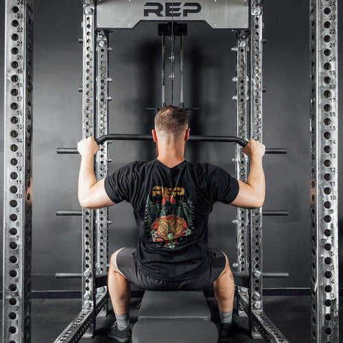 Man doing lat pulldowns